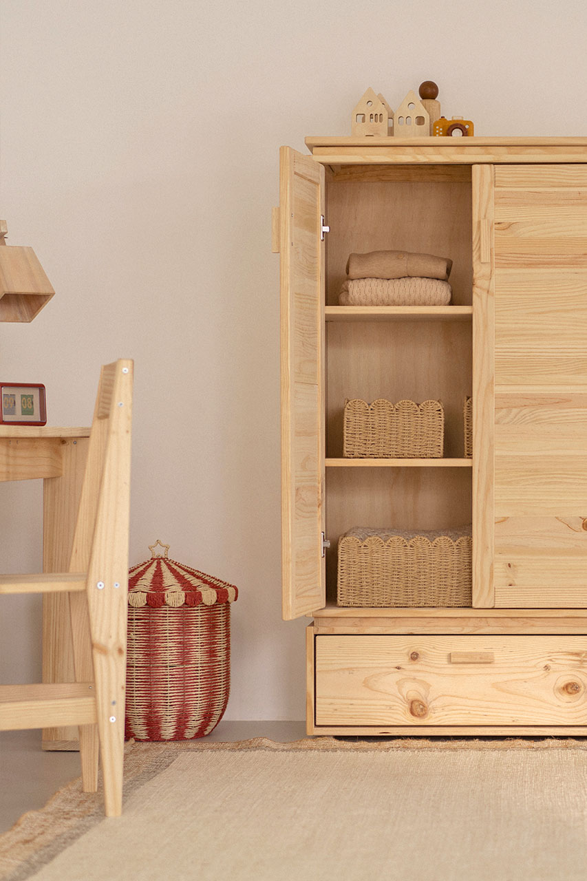 Imagen de ambiente 4 para:Armario bajo de madera natural con caj&oacute;n